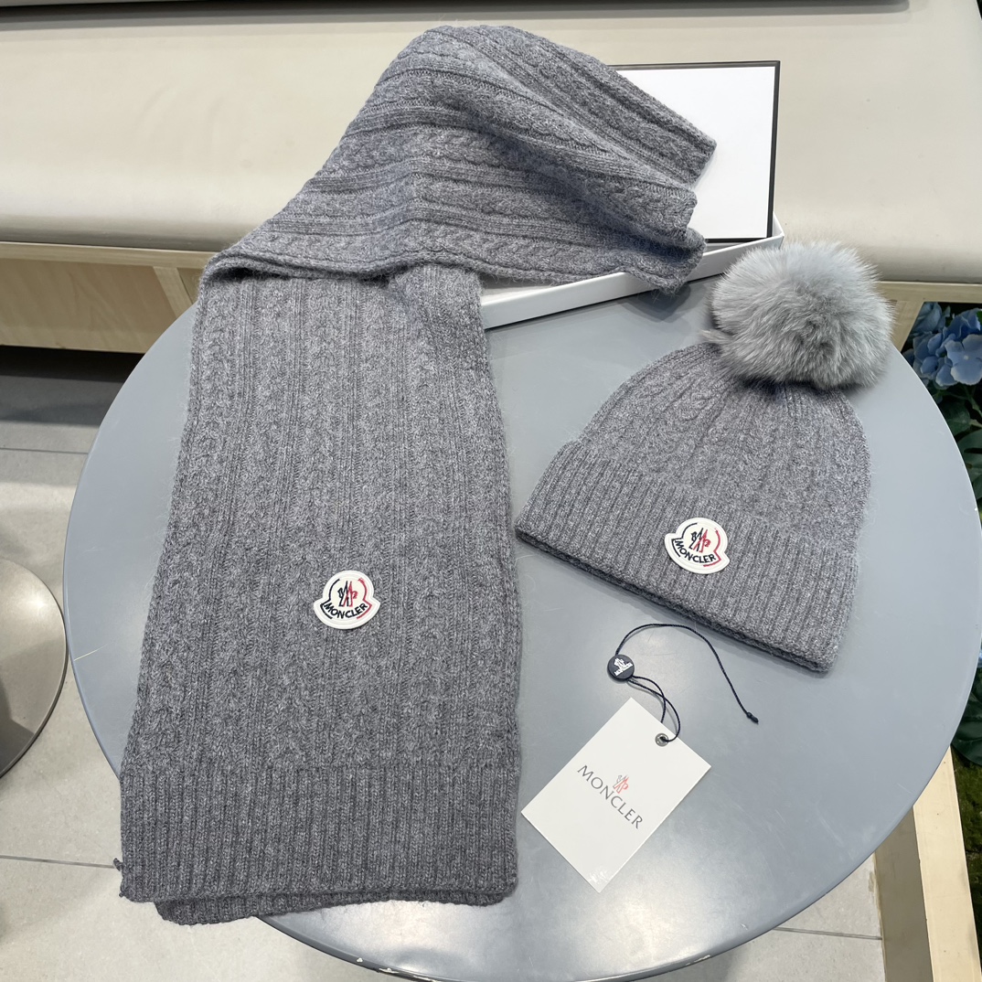 蒙口MONCLER 经典套装帽子！帽子➕围巾！配狐狸毛球羊绒兔绒品质！暖暖哒超级舒服～冬日小姐姐减龄神器哦～这个冬天你就