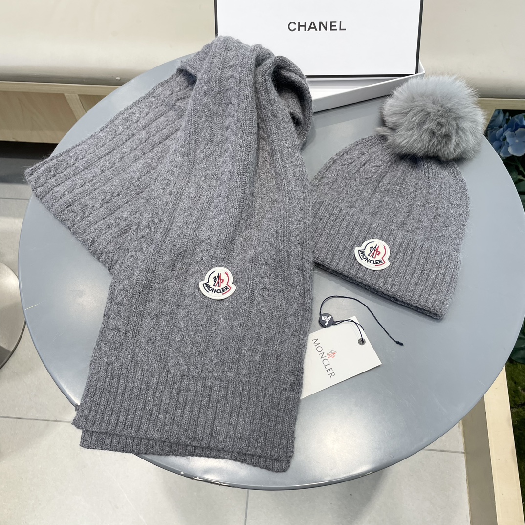 蒙口MONCLER 经典套装帽子！帽子➕围巾！配狐狸毛球羊绒兔绒品质！暖暖哒超级舒服～冬日小姐姐减龄神器哦～这个冬天你就