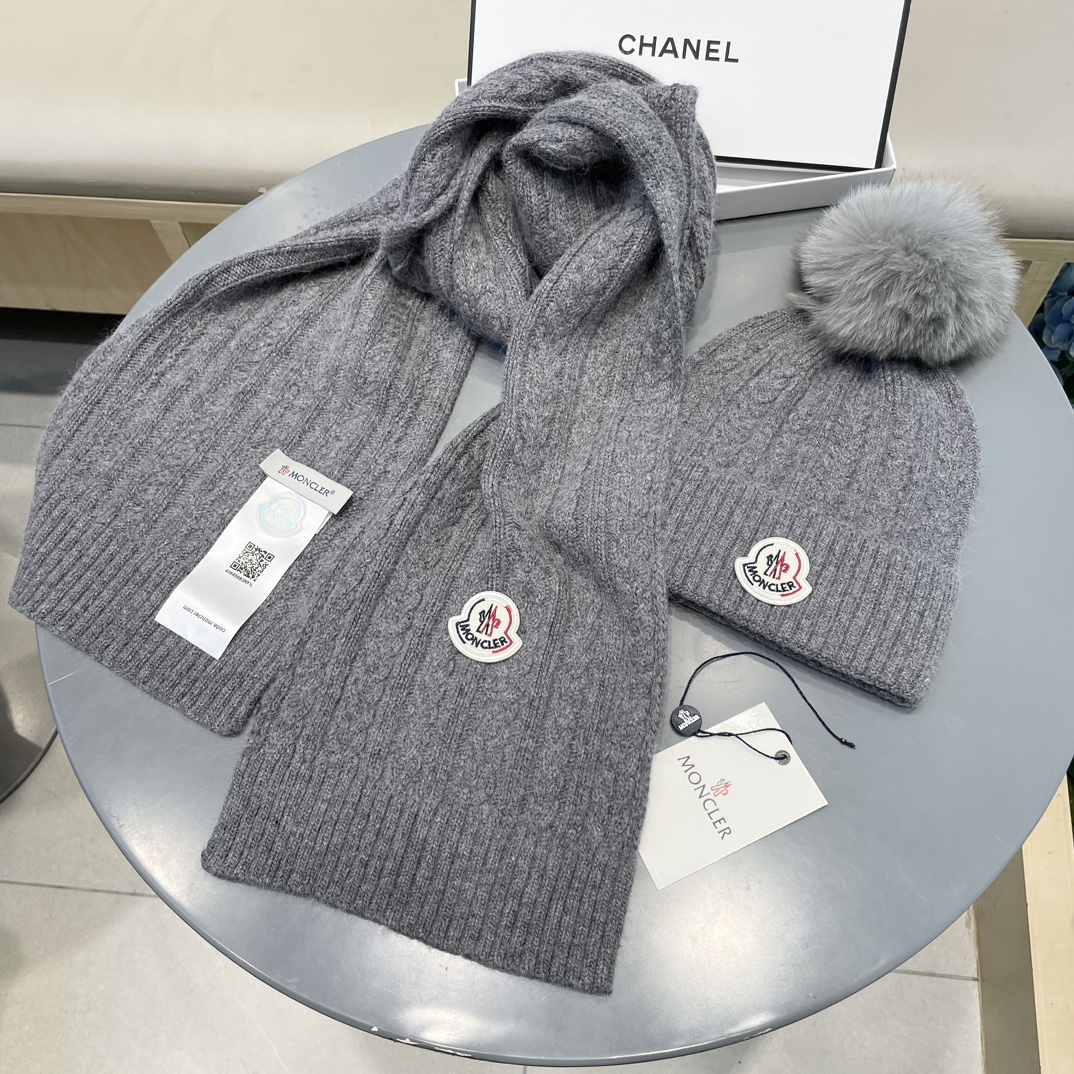 蒙口MONCLER 经典套装帽子！帽子➕围巾！配狐狸毛球羊绒兔绒品质！暖暖哒超级舒服～冬日小姐姐减龄神器哦～这个冬天你就