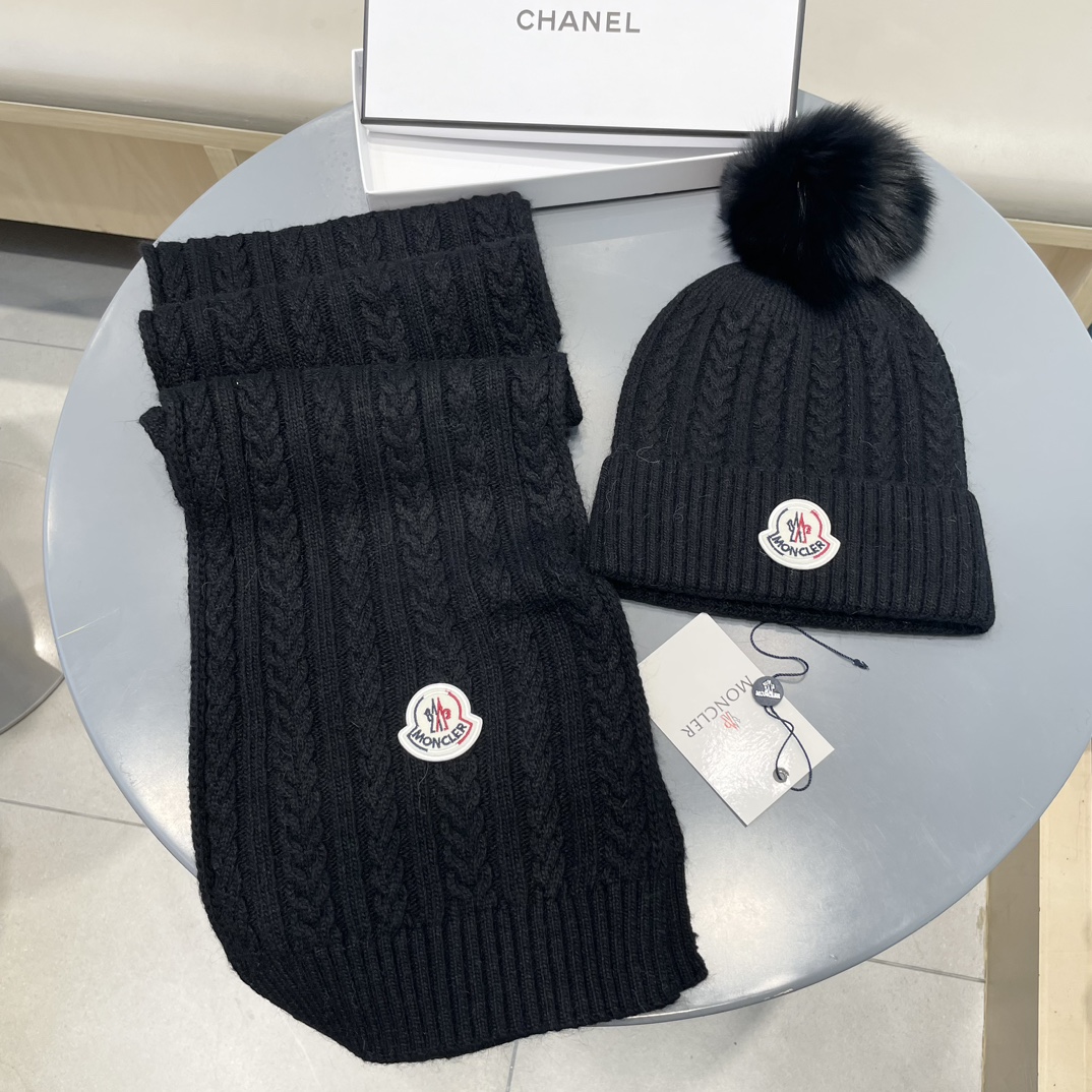 蒙口MONCLER 经典套装帽子！帽子➕围巾！配狐狸毛球羊绒兔绒品质！暖暖哒超级舒服～冬日小姐姐减龄神器哦～这个冬天你就