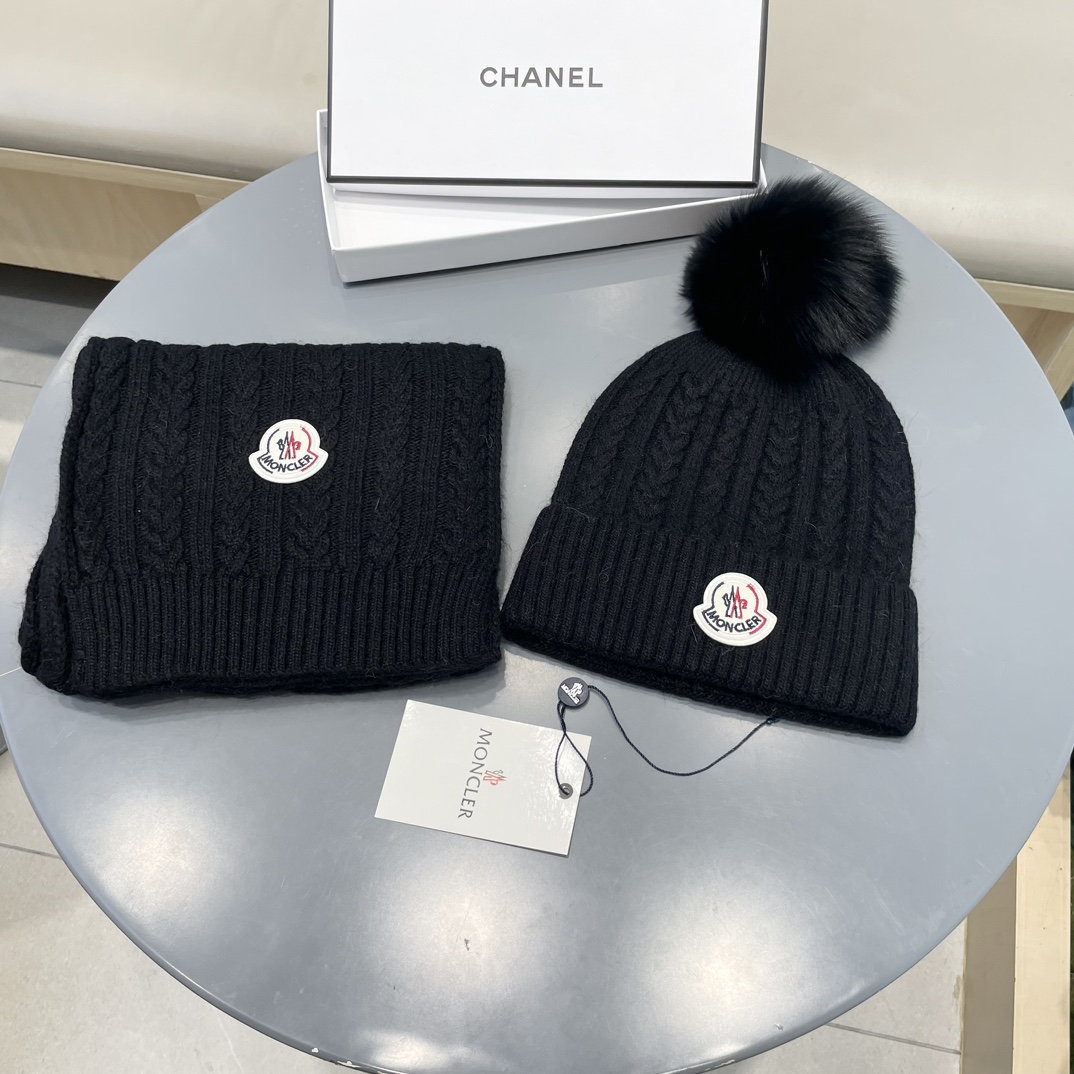 蒙口MONCLER 经典套装帽子！帽子➕围巾！配狐狸毛球羊绒兔绒品质！暖暖哒超级舒服～冬日小姐姐减龄神器哦～这个冬天你就