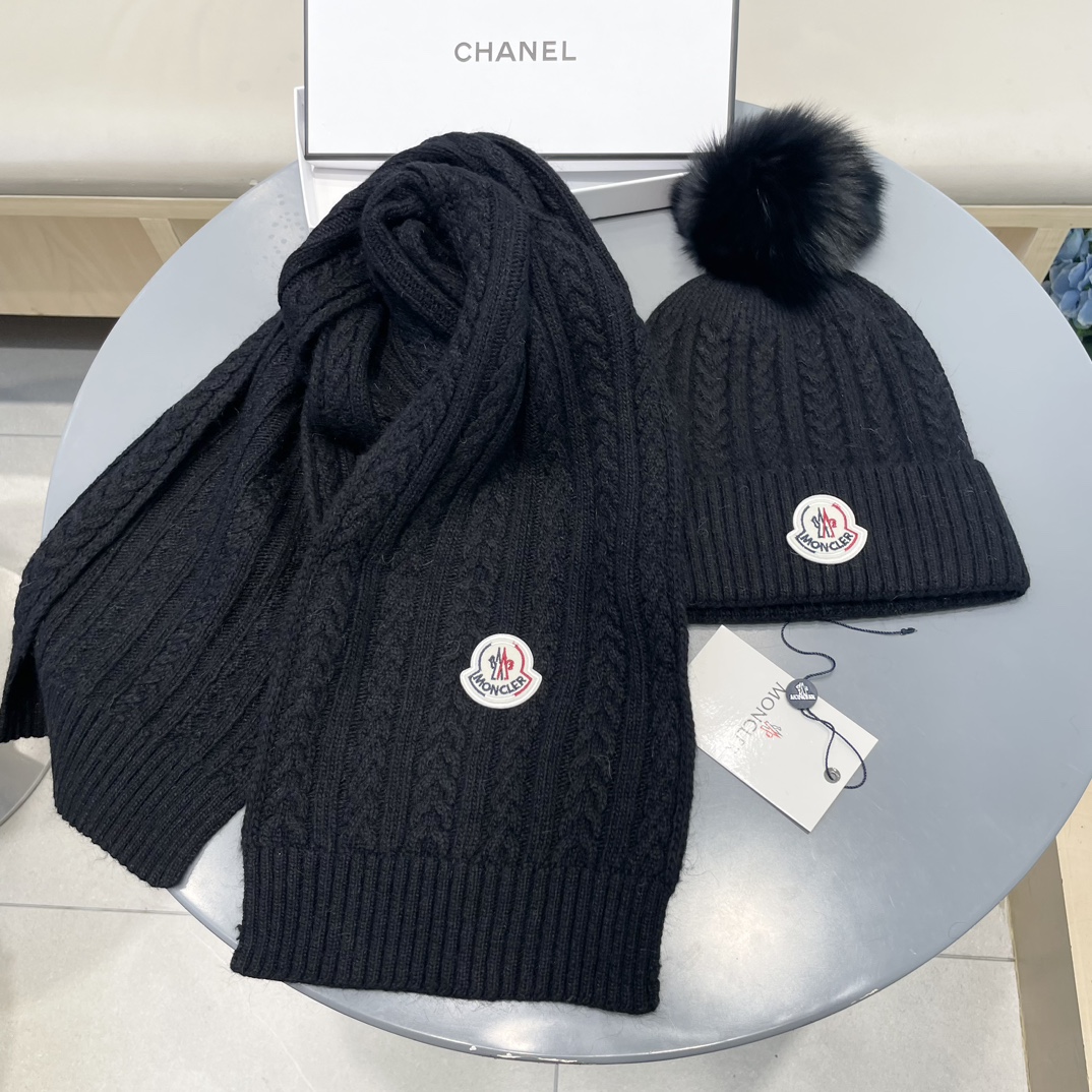 蒙口MONCLER 经典套装帽子！帽子➕围巾！配狐狸毛球羊绒兔绒品质！暖暖哒超级舒服～冬日小姐姐减龄神器哦～这个冬天你就