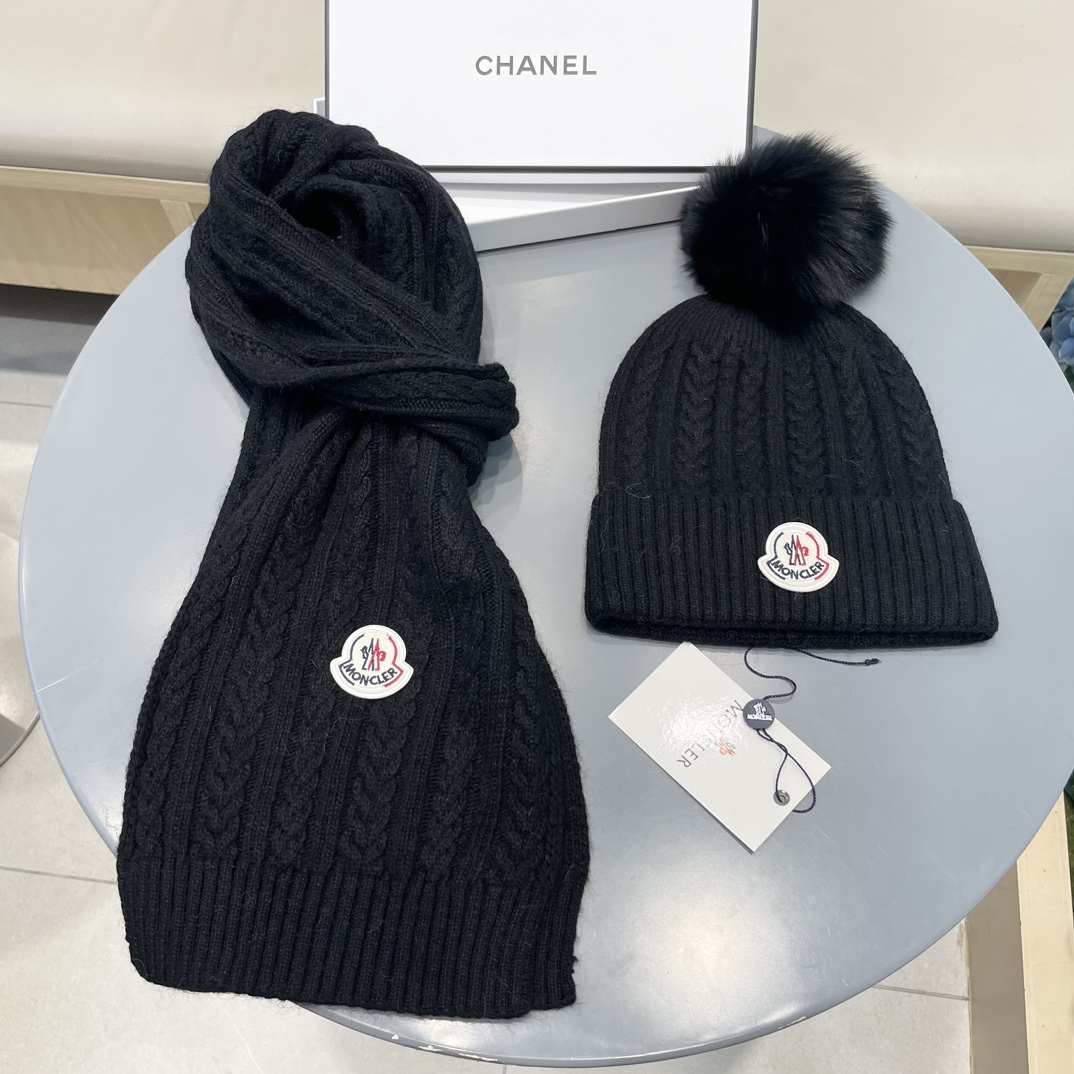 蒙口MONCLER 经典套装帽子！帽子➕围巾！配狐狸毛球羊绒兔绒品质！暖暖哒超级舒服～冬日小姐姐减龄神器哦～这个冬天你就