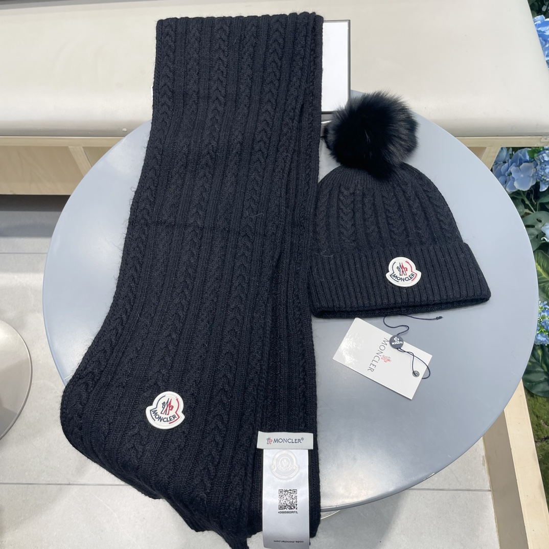 蒙口MONCLER 经典套装帽子！帽子➕围巾！配狐狸毛球羊绒兔绒品质！暖暖哒超级舒服～冬日小姐姐减龄神器哦～这个冬天你就