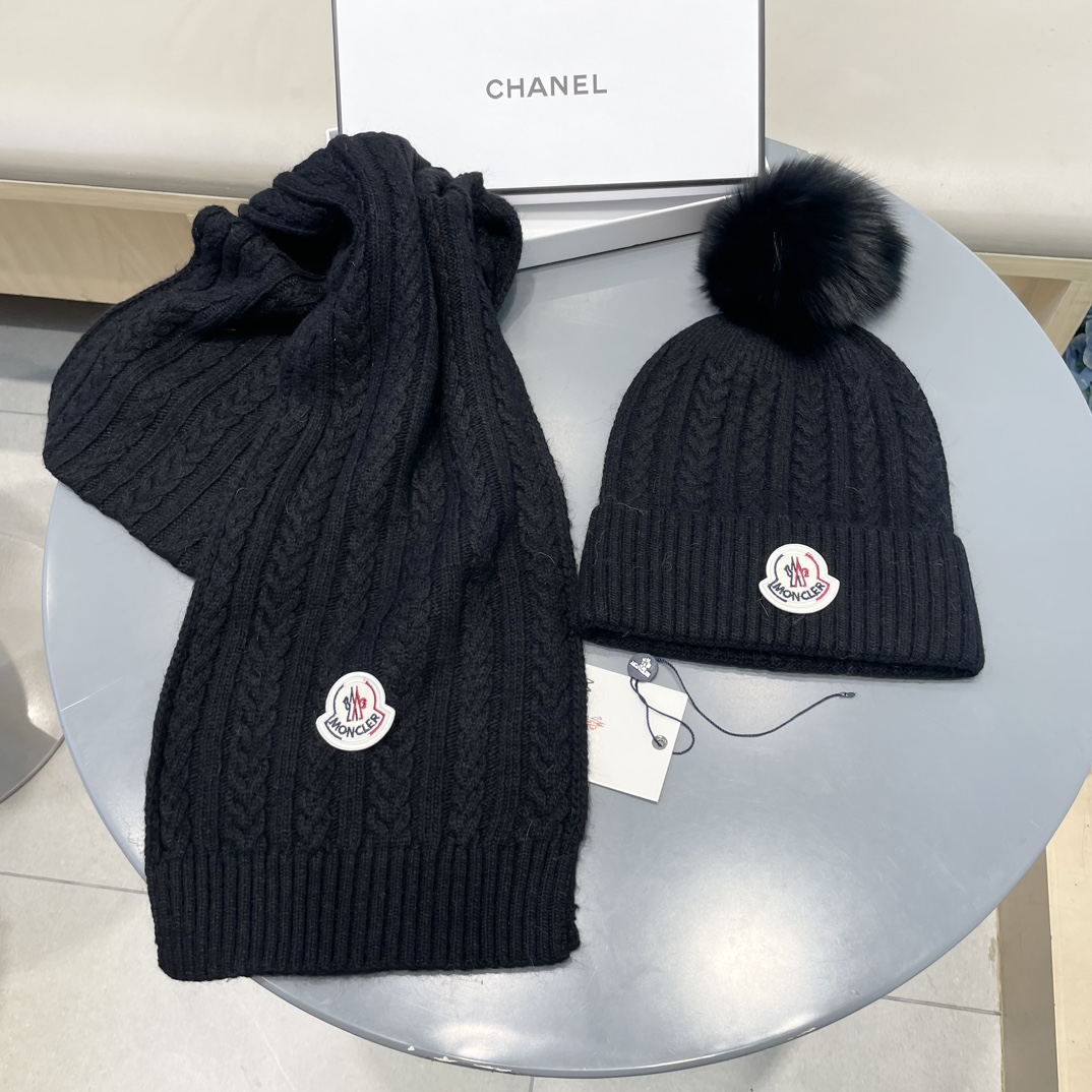 蒙口MONCLER 经典套装帽子！帽子➕围巾！配狐狸毛球羊绒兔绒品质！暖暖哒超级舒服～冬日小姐姐减龄神器哦～这个冬天你就