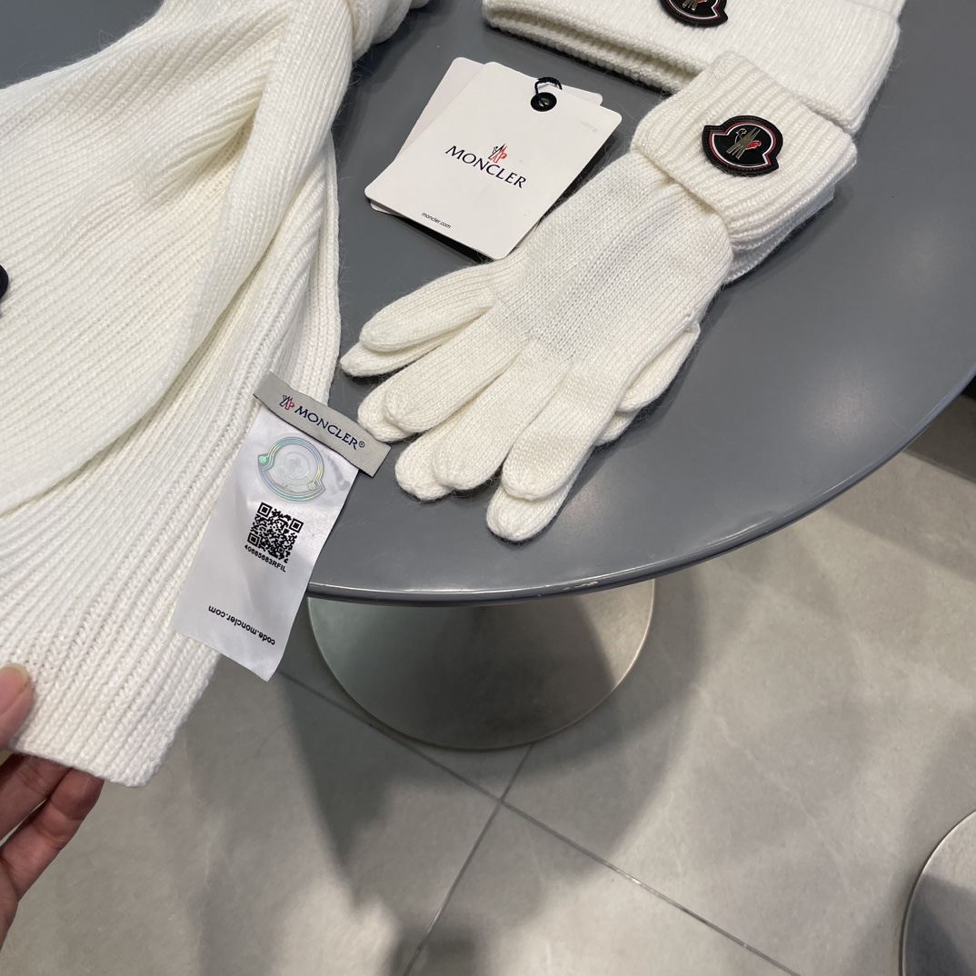 蒙口moncler【羊毛套装帽子-帽子➕围巾+手套🧤】经典套装帽子！成分：70%羊毛➕30%兔毛。暖暖哒