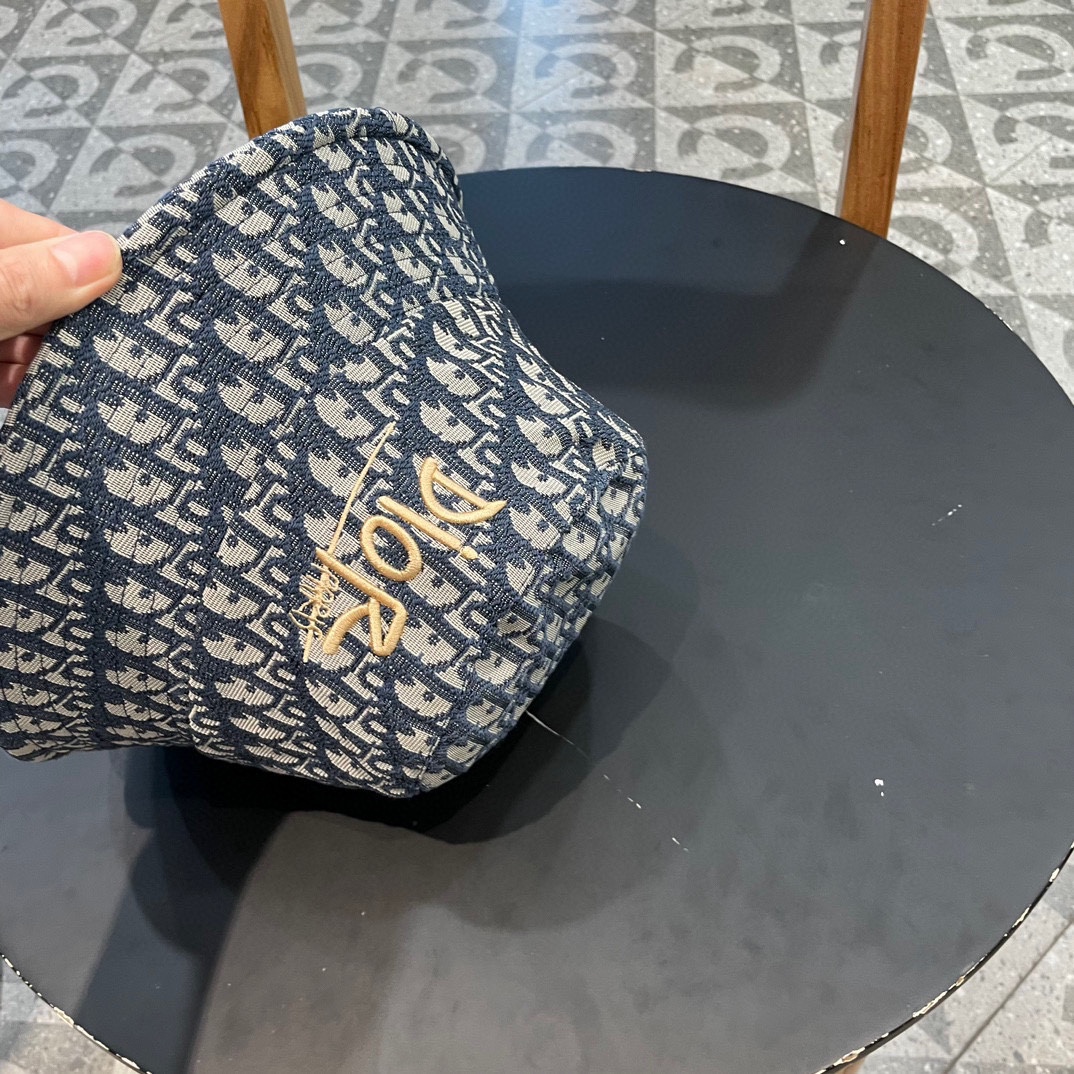  迪奥Dior👒 😍官网最新满印迪奥logo渔夫帽，防晒指数超高，特别显脸小，有型不软塌，可随意折叠，携