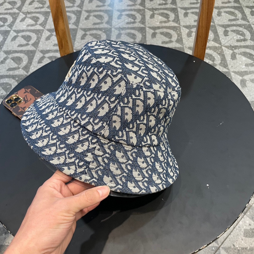 迪奥Dior👒 😍官网最新满印迪奥logo渔夫帽，防晒指数超高，特别显脸小，有型不软塌，可随意折叠，携