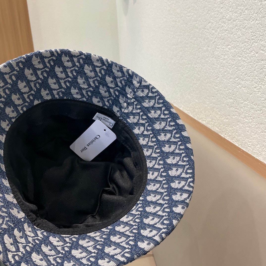  迪奥Dior👒 😍官网最新满印迪奥logo渔夫帽，防晒指数超高，特别显脸小，有型不软塌，可随意折叠，携