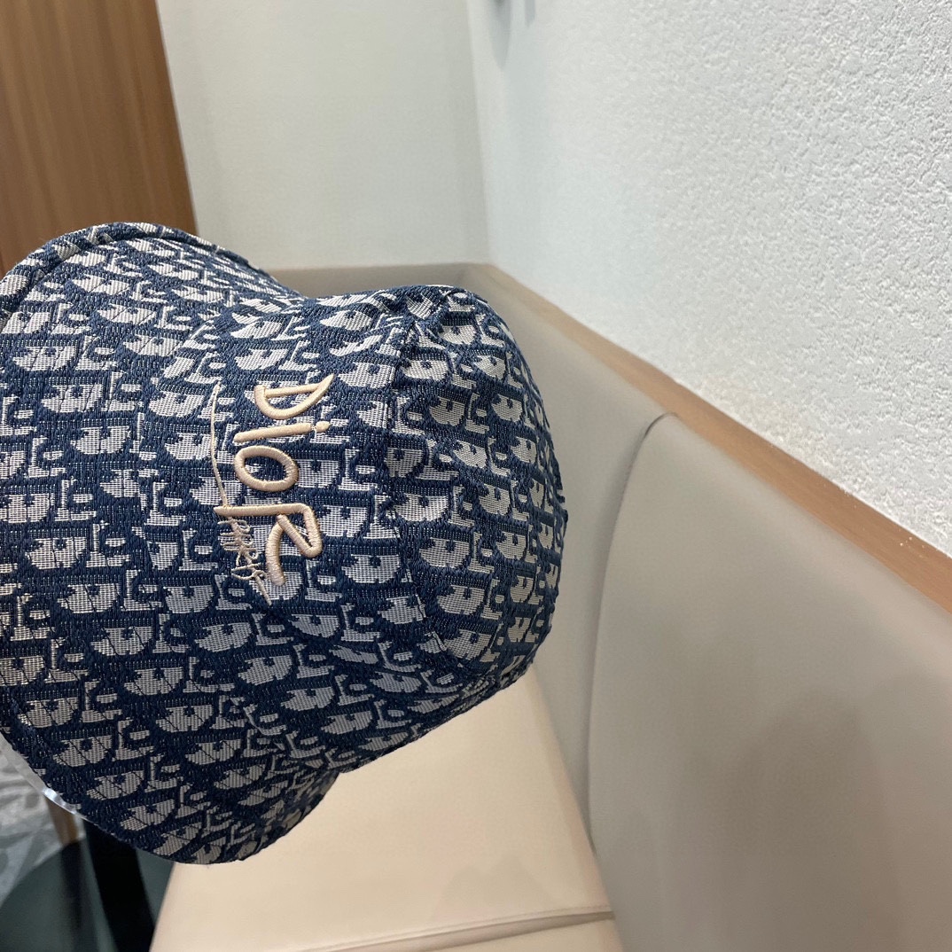  迪奥Dior👒 😍官网最新满印迪奥logo渔夫帽，防晒指数超高，特别显脸小，有型不软塌，可随意折叠，携