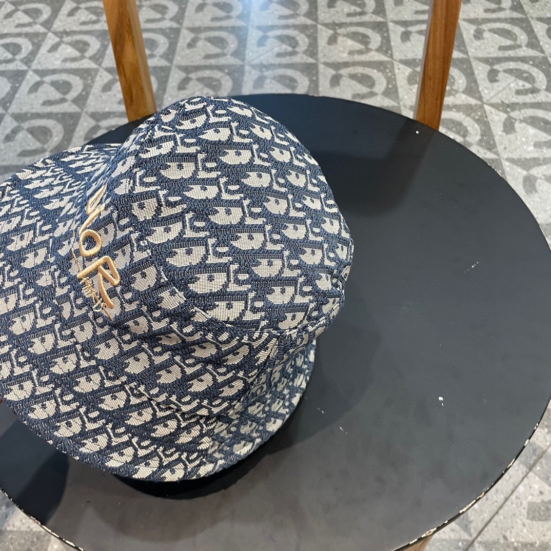  迪奥Dior👒 😍官网最新满印迪奥logo渔夫帽，防晒指数超高，特别显脸小，有型不软塌，可随意折叠，携