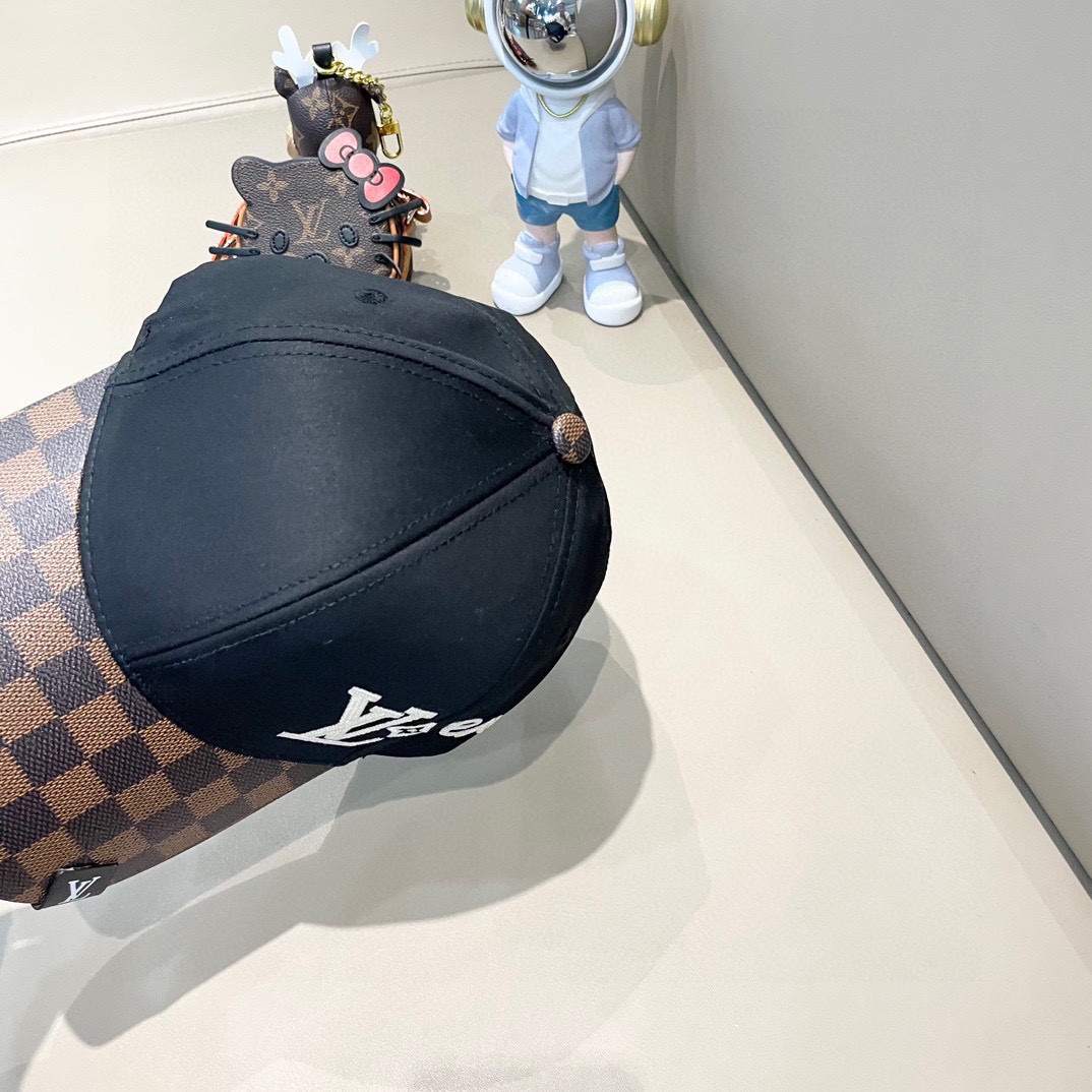    路易威登LouisVuitton新款牛仔棒球帽🧢  
LV棒球帽，简约大气，男女通用