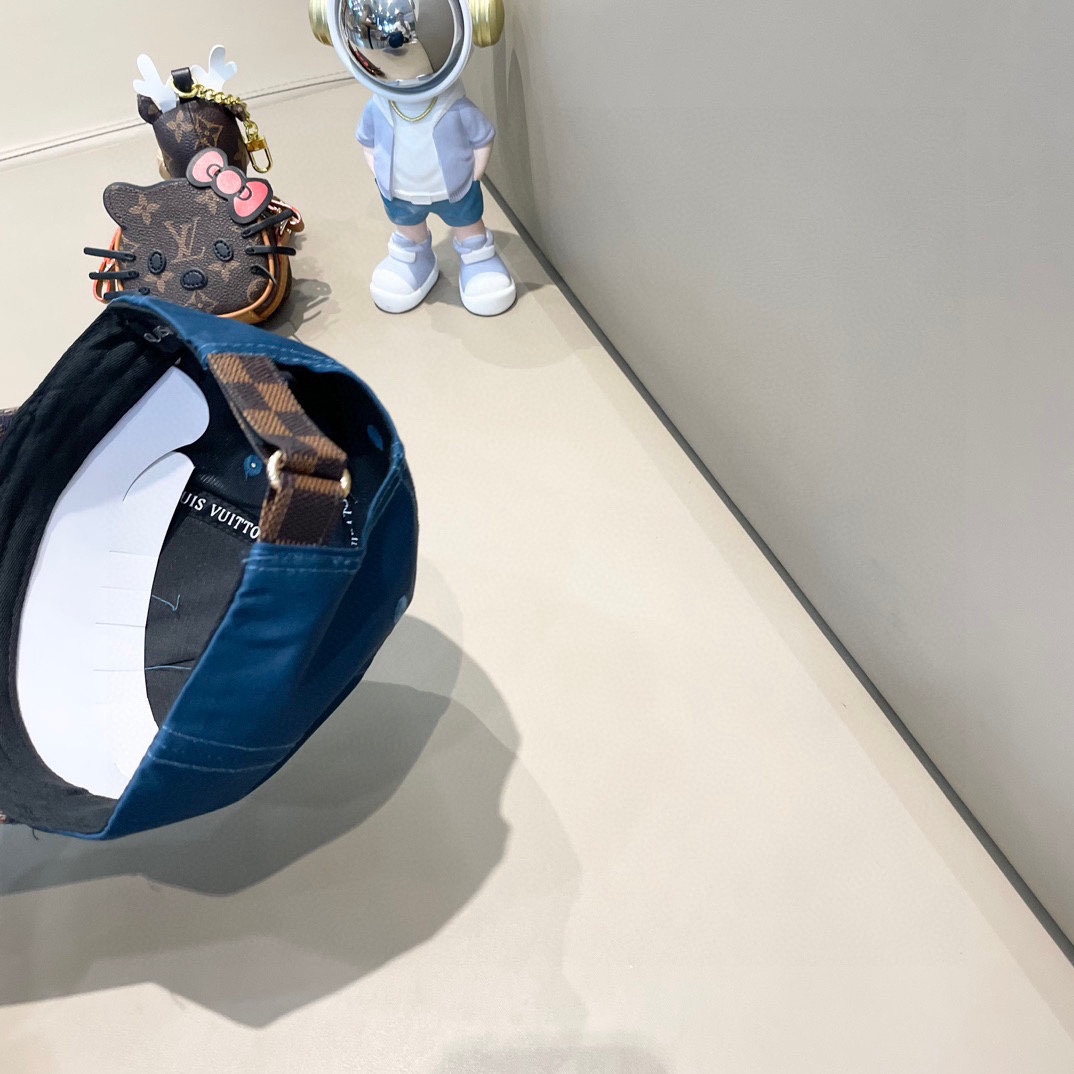    路易威登LouisVuitton新款牛仔棒球帽🧢  
LV棒球帽，简约大气，男女通用