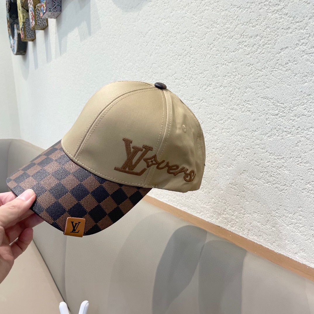    路易威登LouisVuitton新款牛仔棒球帽🧢  
LV棒球帽，简约大气，男女通用