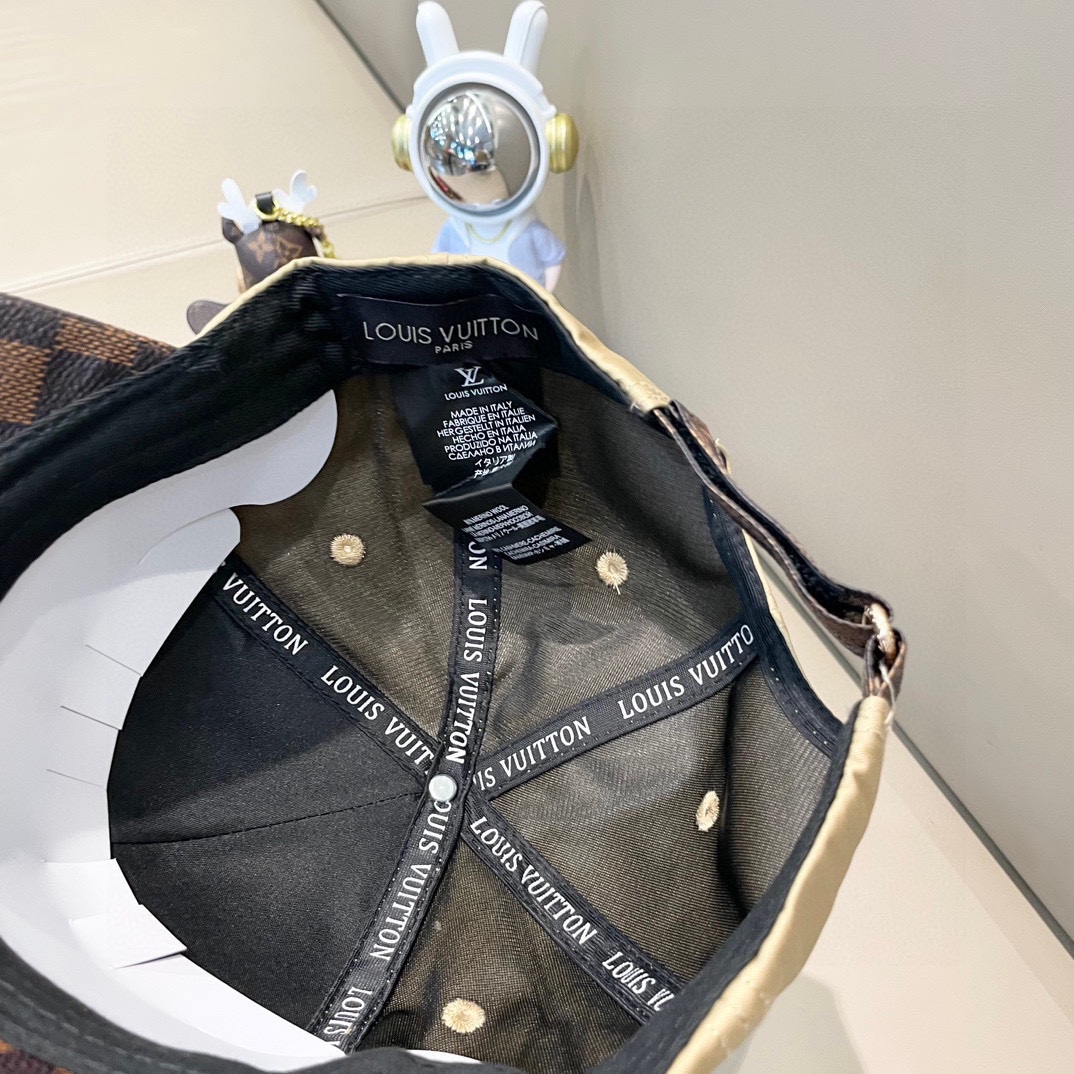    路易威登LouisVuitton新款牛仔棒球帽🧢  
LV棒球帽，简约大气，男女通用