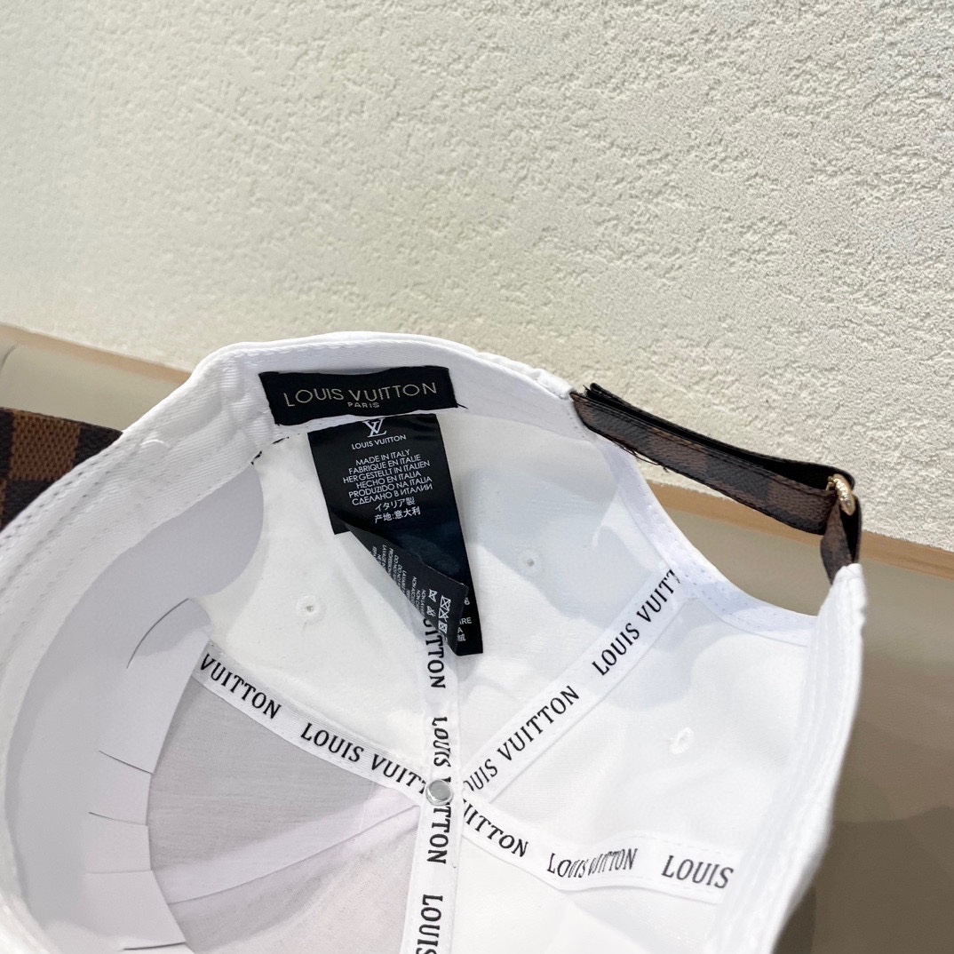    路易威登LouisVuitton新款牛仔棒球帽🧢  
LV棒球帽，简约大气，男女通用