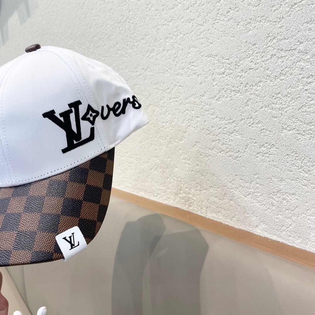    路易威登LouisVuitton新款牛仔棒球帽🧢  
LV棒球帽，简约大气，男女通用