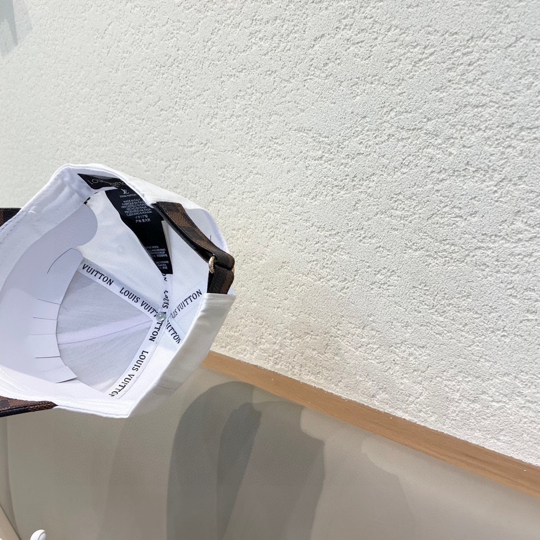    路易威登LouisVuitton新款牛仔棒球帽🧢  
LV棒球帽，简约大气，男女通用
