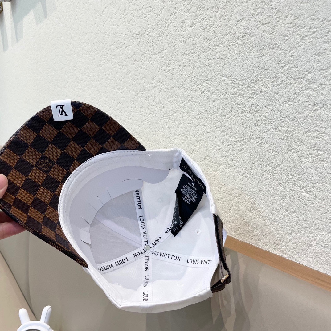    路易威登LouisVuitton新款牛仔棒球帽🧢  
LV棒球帽，简约大气，男女通用