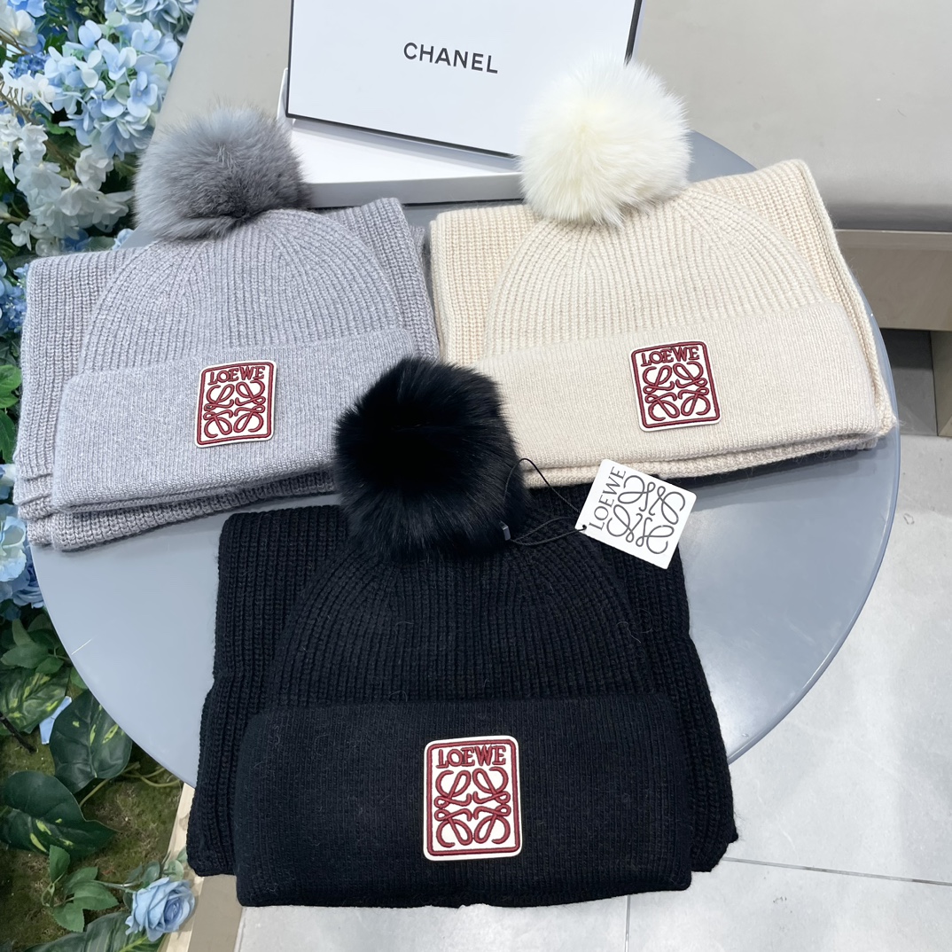 NO:215929,Loewe Xiaohongshu hits, new classic suit hats on the official website!  Hat scarf!  Great feel!  It’s super comfortable~ You’re just a short set of hats this winter~ It’s warm and fashionable!  Welcome to choose!! Hat Fisherman's hat Baseball hat Knit hat, hat, loewe, loewe, espadrilles, hats19860909罗意威Loewe 小红书爆款,官网新品经典套装帽子！帽子围巾！手感一级棒！暖暖哒超级舒服～这个冬天你就差这么一套装帽子啦～又保暖又时尚！欢迎选择!!帽子渔夫帽棒球帽针织帽,帽子,loewe,loewe,espadrilles,hats,hat
