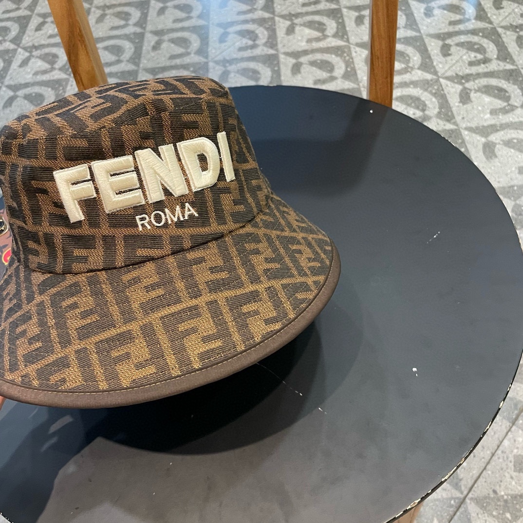  FENDI 芬迪 老花字母渔夫帽，FD的老花渔夫帽真的很洋气，超火爆的早春渔夫帽，看到收的爆款 时尚百