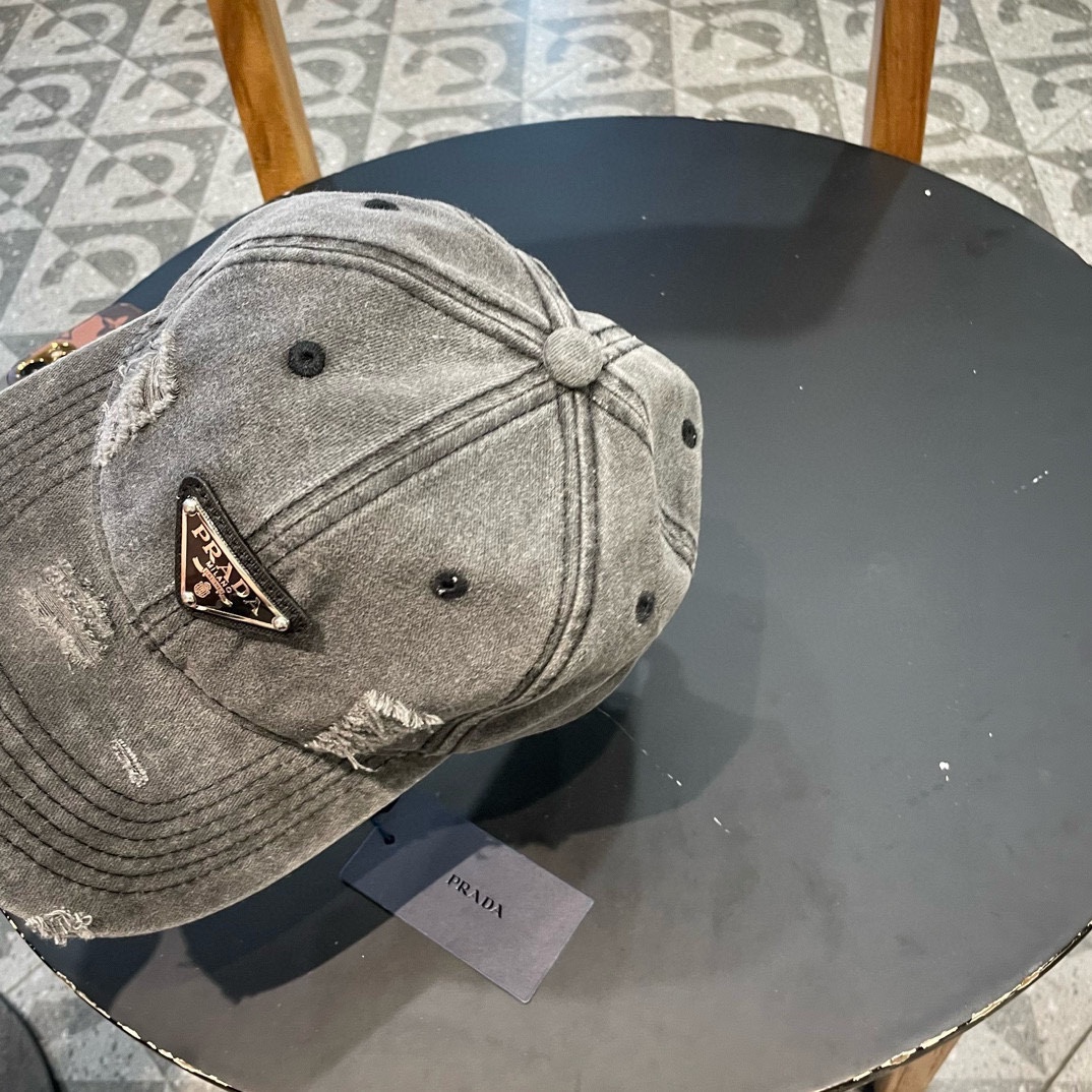  普拉达Prada 经典三角标棒球帽🧢万能必留款 戴一万年都好看 日常刚需 颜色完美 帽型正点 简直谁戴