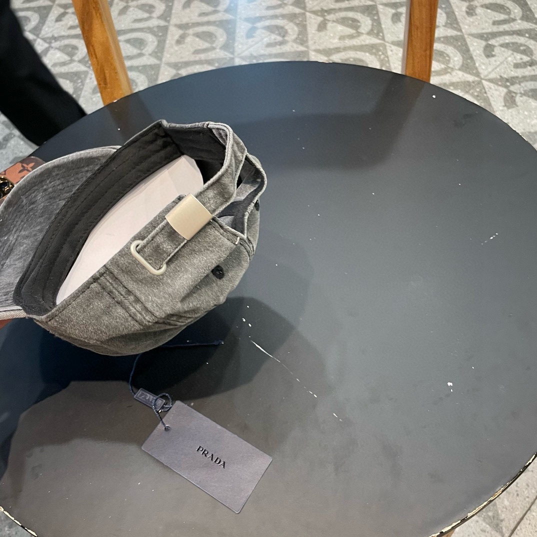  普拉达Prada 经典三角标棒球帽🧢万能必留款 戴一万年都好看 日常刚需 颜色完美 帽型正点 简直谁戴
