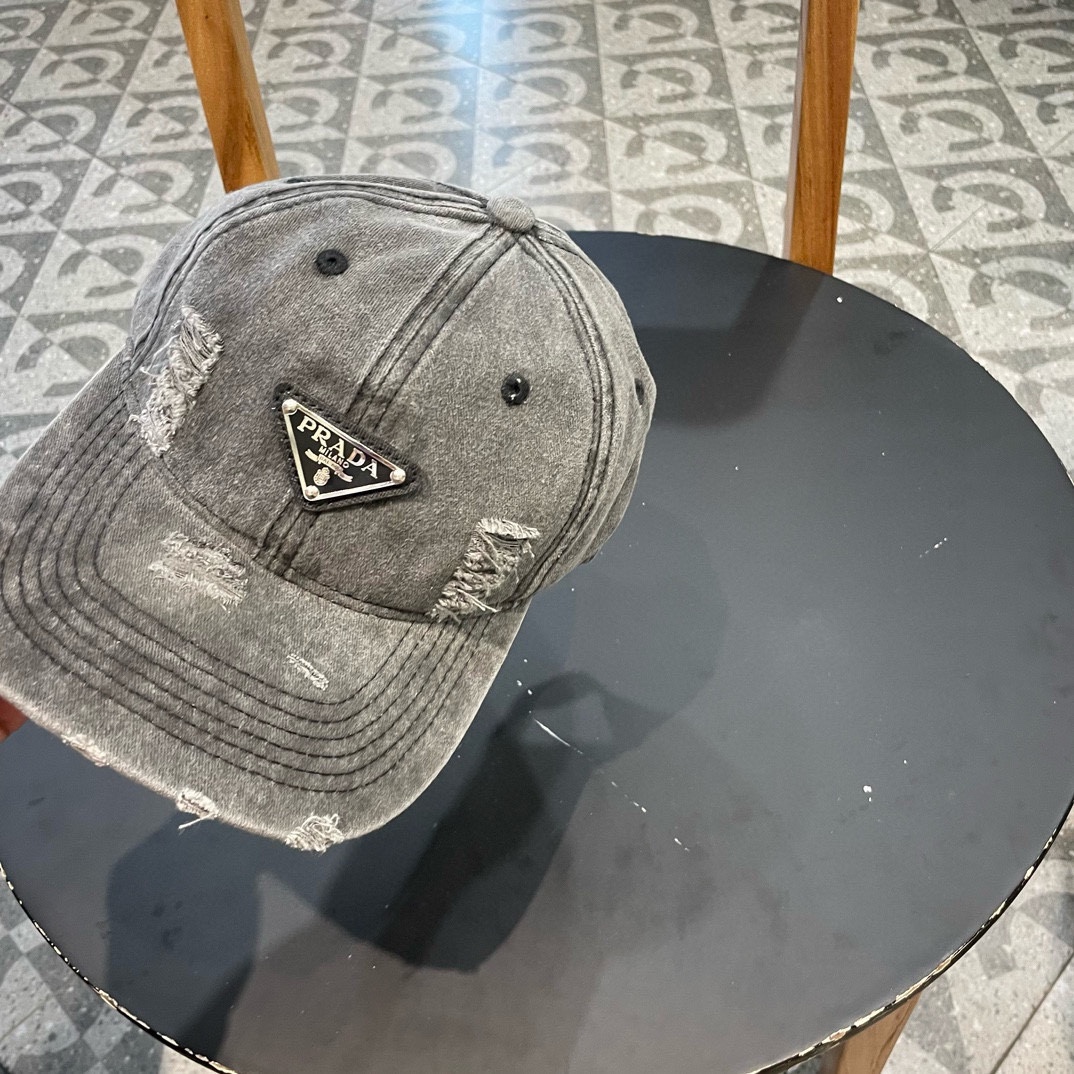  普拉达Prada 经典三角标棒球帽🧢万能必留款 戴一万年都好看 日常刚需 颜色完美 帽型正点 简直谁戴