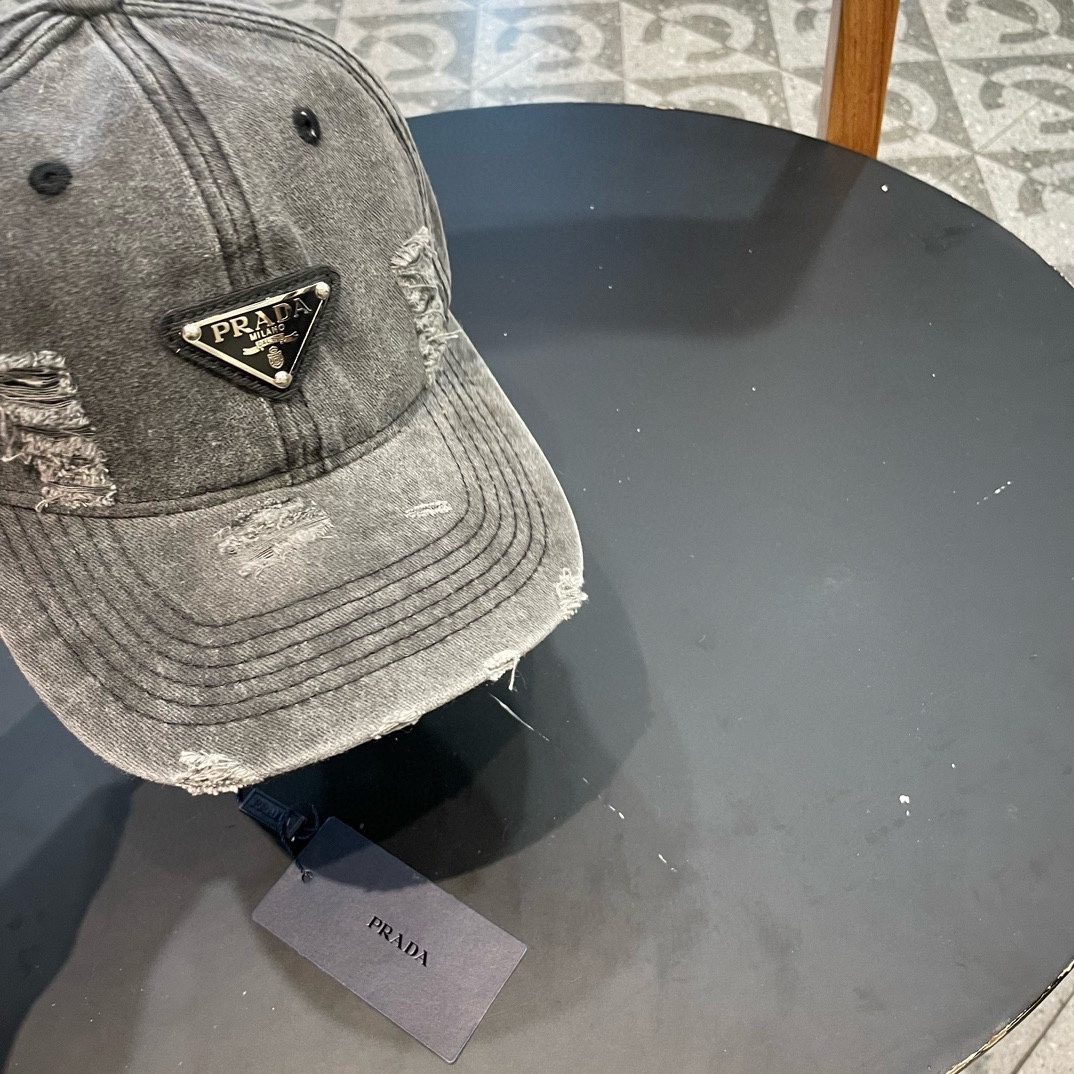  普拉达Prada 经典三角标棒球帽🧢万能必留款 戴一万年都好看 日常刚需 颜色完美 帽型正点 简直谁戴