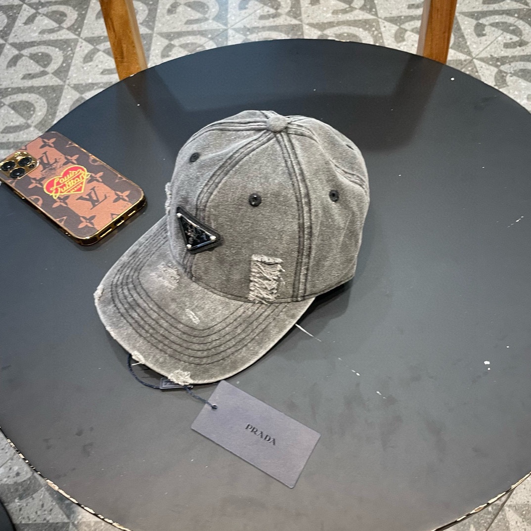  普拉达Prada 经典三角标棒球帽🧢万能必留款 戴一万年都好看 日常刚需 颜色完美 帽型正点 简直谁戴