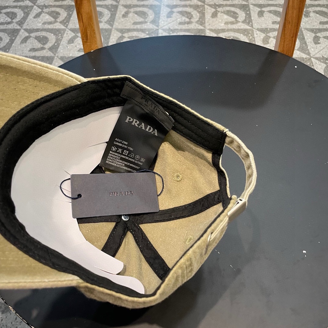  普拉达Prada 经典三角标棒球帽🧢万能必留款 戴一万年都好看 日常刚需 颜色完美 帽型正点 简直谁戴