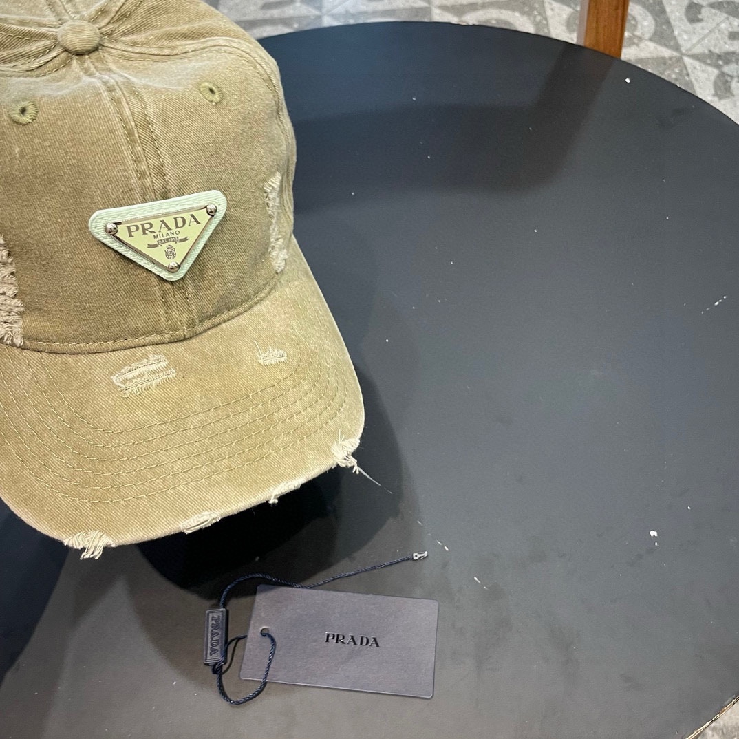  普拉达Prada 经典三角标棒球帽🧢万能必留款 戴一万年都好看 日常刚需 颜色完美 帽型正点 简直谁戴