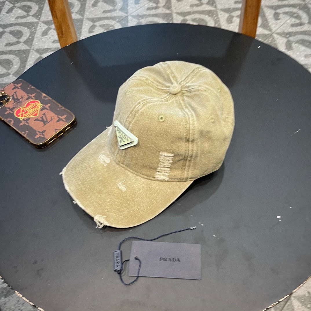  普拉达Prada 经典三角标棒球帽🧢万能必留款 戴一万年都好看 日常刚需 颜色完美 帽型正点 简直谁戴
