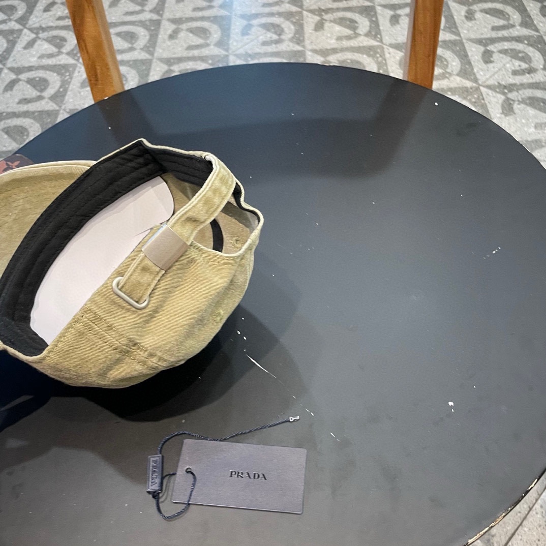  普拉达Prada 经典三角标棒球帽🧢万能必留款 戴一万年都好看 日常刚需 颜色完美 帽型正点 简直谁戴
