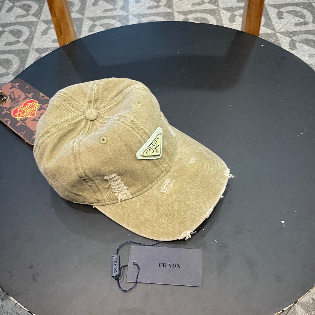  普拉达Prada 经典三角标棒球帽🧢万能必留款 戴一万年都好看 日常刚需 颜色完美 帽型正点 简直谁戴