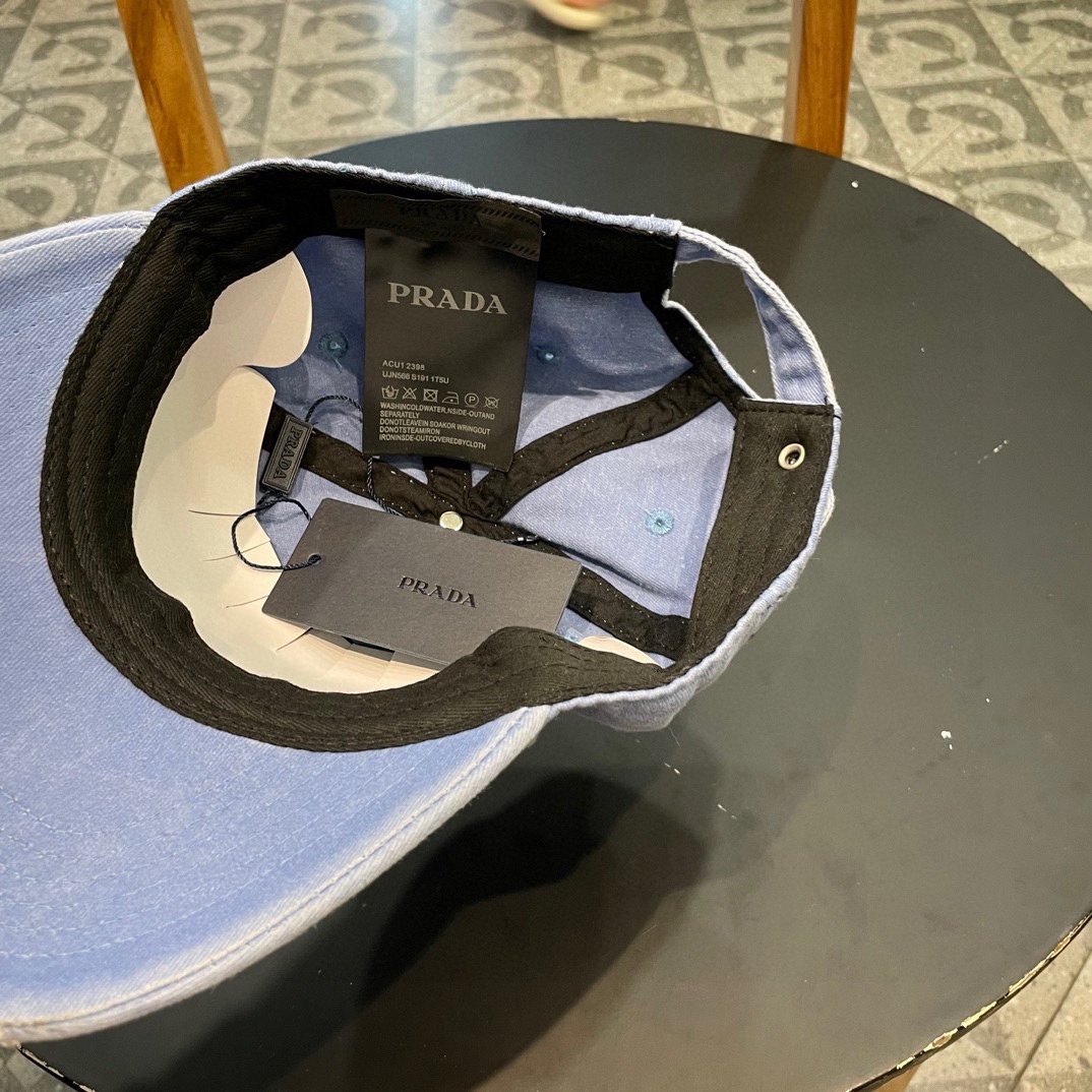  普拉达Prada 经典三角标棒球帽🧢万能必留款 戴一万年都好看 日常刚需 颜色完美 帽型正点 简直谁戴