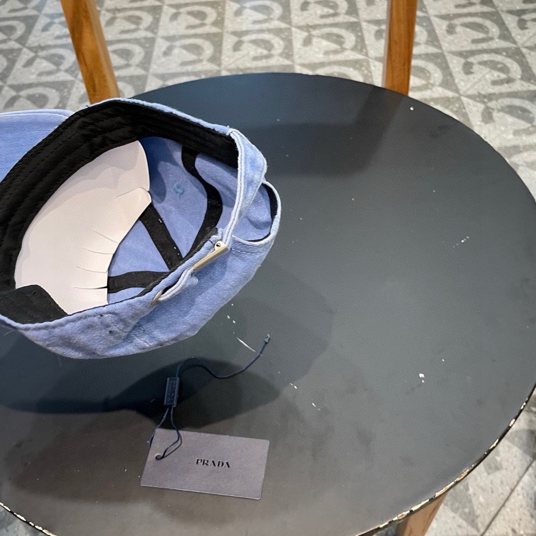  普拉达Prada 经典三角标棒球帽🧢万能必留款 戴一万年都好看 日常刚需 颜色完美 帽型正点 简直谁戴
