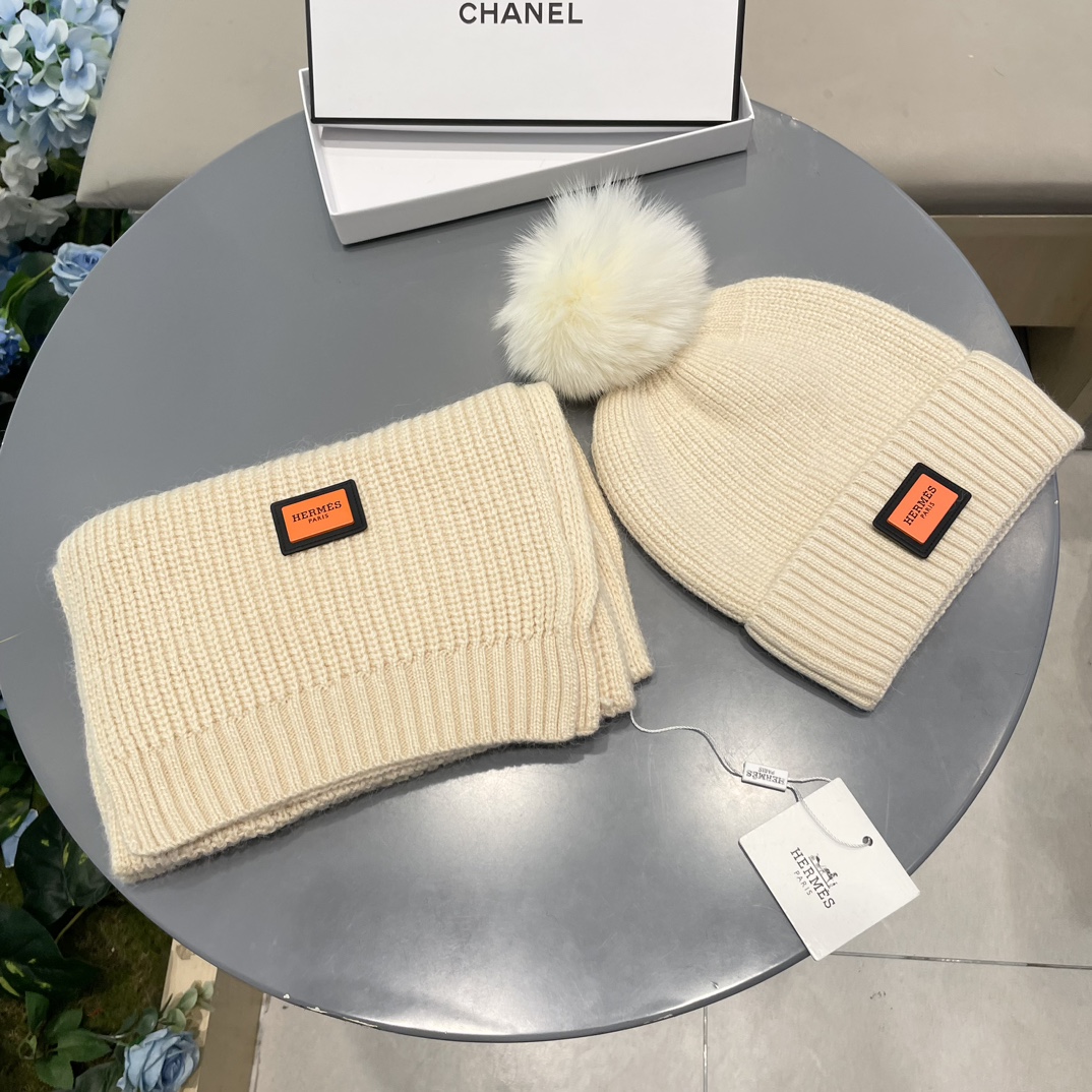 NO:554513,Hermes [two-piece set - wool suit hat] classic suit hat!  Hat and scarf!  It's warm and super comfortable~A great tool for young ladies to reduce their age in winter~This winter, all you need is a set of hats~It's warm and fashionable!  Unisex model! Can be made as a couple model!  Complete range of anti-counterfeiting labels and elevators!  Many styles, welcome to choose! Suit, suit, hermes, hermes, hats19860909爱马仕 hermes【两件套-羊毛套装帽子】经典套装帽子！帽子围巾！暖暖哒超级舒服～冬日小姐姐减龄神器哦～这个冬天你就差这么一套套装帽子啦～又保暖又时尚！男女通用款!可以做情侣款！防伪标签吊卡齐全！多多款式,欢迎选择!套装,套装,hermes,hermes,hats,accessory