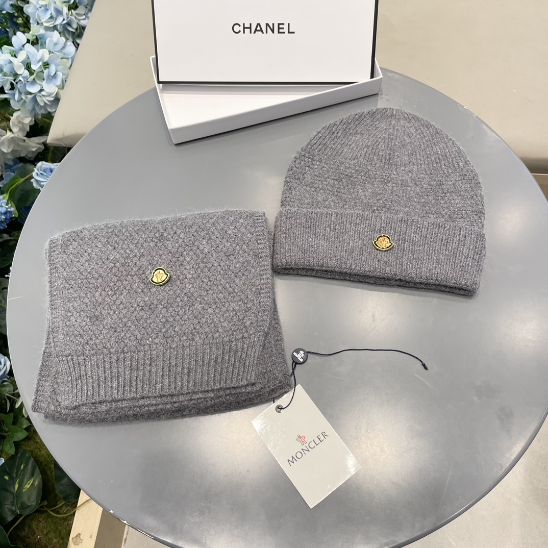 NO:554489,MONCLER classic suit hat!  Hat and scarf!  Cashmere and Rabbit Velvet Quality!  It's warm and super comfortable~A great tool for young ladies to reduce their age in winter~This winter, all you need is a set of hats~It's warm and fashionable!  Unisex model! Can be made as a couple model!  Complete range of anti-counterfeiting labels and elevators!  A lot of styles, welcome to choose!! Suits, suits, Moncler, hats19860909蒙口MONCLER 经典套装帽子！帽子围巾！羊绒兔绒品质！暖暖哒超级舒服～冬日小姐姐减龄神器哦～这个冬天你就差这么一套套装帽子啦～又保暖又时尚！男女通用款!可以做情侣款！防伪标签吊卡齐全！多多款式,欢迎选择!!套装,套装,Moncler,hats,accessory