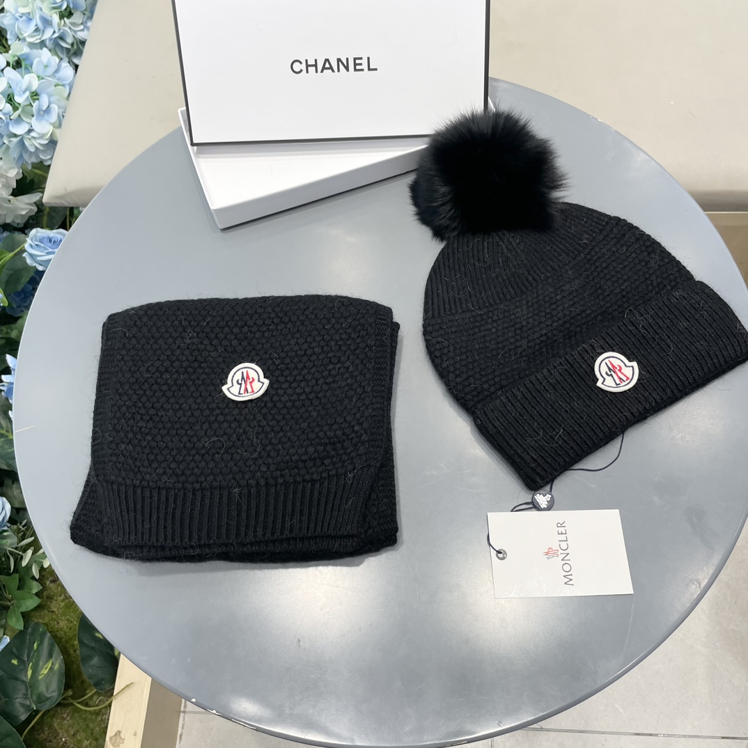 NO:554492,Mouth covering. [Wool suit hat - with fox fur ball] Classic suit hat!  Hat and scarf!  The material is 70% wool and 30% rabbit fur. It’s warm and super comfortable. It’s a great tool for young ladies to reduce their age in winter. This winter, all you need is a set of hats. It’s warm and fashionable!  Unisex model! Can be made as a couple model!  Complete range of anti-counterfeiting labels and elevators!  Many styles, welcome to choose! Suits, suits, Moncler, hats19860909蒙口.【羊毛套装帽子-带狐狸毛球】经典套装帽子！帽子围巾！材质70羊毛30兔毛.暖暖哒超级舒服～冬日小姐姐减龄神器哦～这个冬天你就差这么一套套装帽子啦～又保暖又时尚！男女通用款!可以做情侣款！防伪标签吊卡齐全！多多款式,欢迎选择!套装,套装,Moncler,hats,accessory
