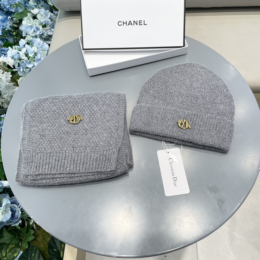 NO:554503,The latest wool knitted hat + scarf set from Dior official website is the best quality original item in China. It is very soft and skin-friendly, has good elasticity and texture, and is a very versatile style ~ warm cashmere woolen hat, one size fits all and elastic ~ unisex, can be worn by any head circumference. I sincerely recommend suits, suits, dior, dior, hats19860909迪奥Dior官网最新羊毛针织帽子+围巾套装国内最好的品质原单.非常柔软亲肤,弹性很好有质感又非常百搭的款式~保暖的 羊绒毛线帽,均码有弹性~男女通用,任何头围都可以佩戴.真心推荐套装,套装,dior,dior,hats,accessory