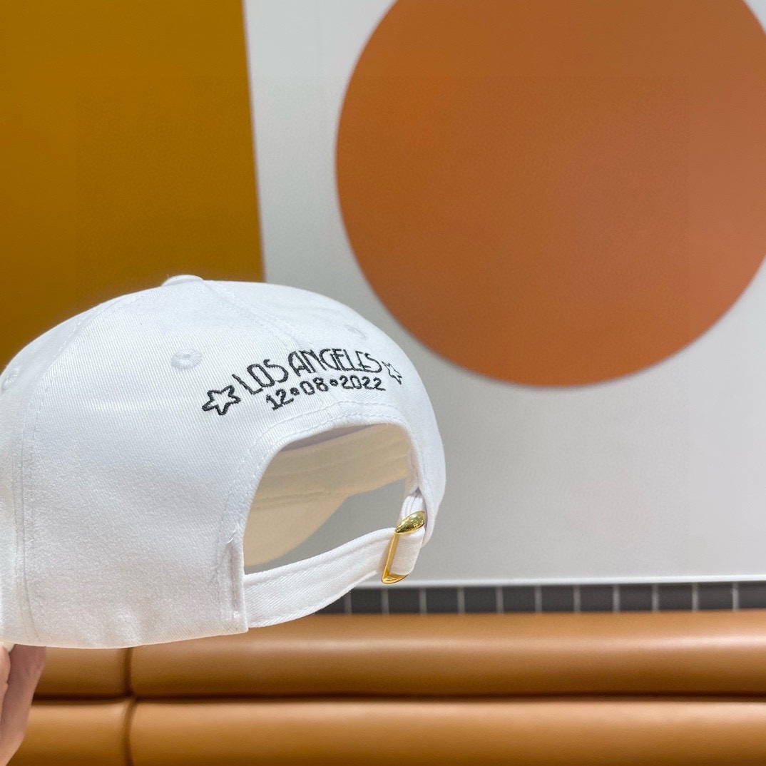   CELINE赛琳 新款专柜同步刺绣棒球帽 
新款上架💙💙 今年赛琳家每款帽子都想拥有～
设计轻易休闲