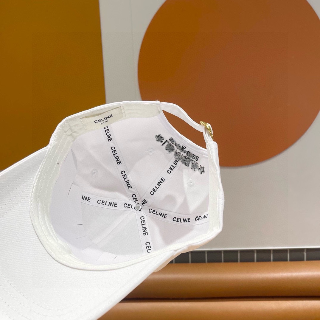   CELINE赛琳 新款专柜同步刺绣棒球帽 
新款上架💙💙 今年赛琳家每款帽子都想拥有～
设计轻易休闲