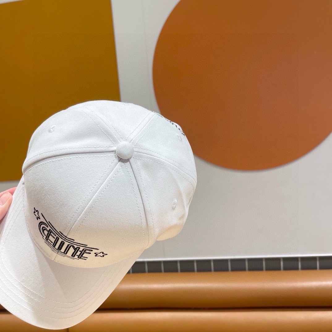   CELINE赛琳 新款专柜同步刺绣棒球帽 
新款上架💙💙 今年赛琳家每款帽子都想拥有～
设计轻易休闲
