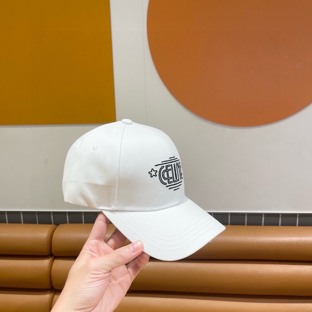   CELINE赛琳 新款专柜同步刺绣棒球帽 
新款上架💙💙 今年赛琳家每款帽子都想拥有～
设计轻易休闲