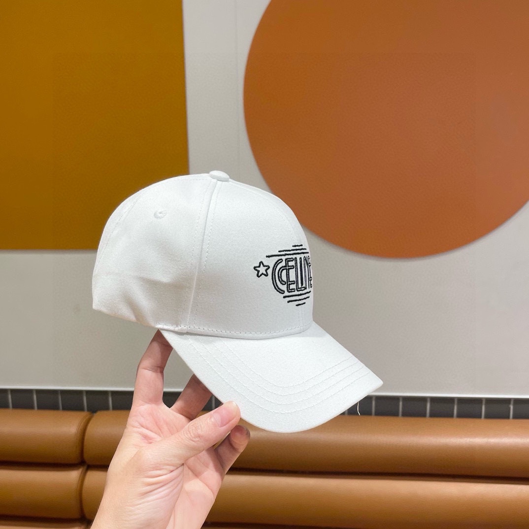   CELINE赛琳 新款专柜同步刺绣棒球帽 
新款上架💙💙 今年赛琳家每款帽子都想拥有～
设计轻易休闲