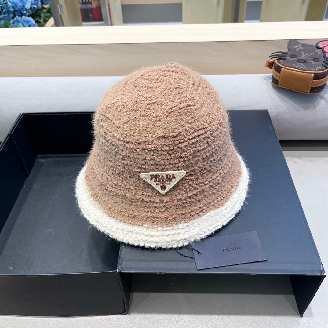 Prada’s Stylish Lamb Fish Hat: Perfect for Fall and Winter Fashion - 图片 3