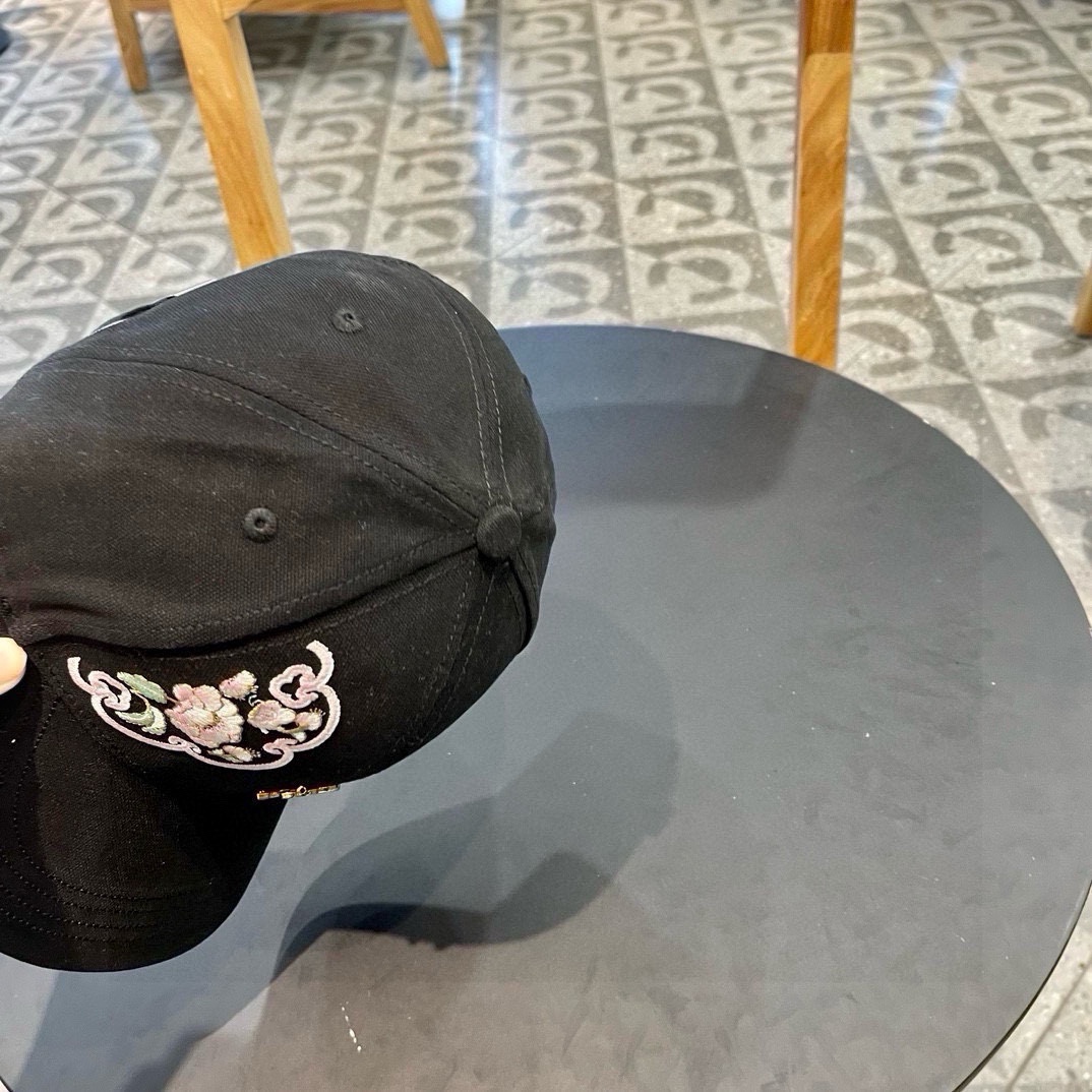  香奈儿新款棒球帽，很酷的色系，女佩戴都有不同style，第一批抢先出货！香粉必入款！