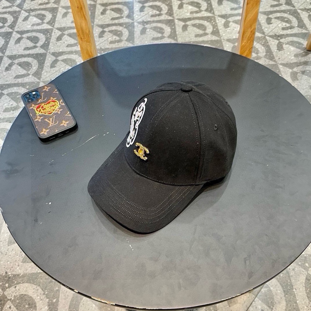  香奈儿新款棒球帽，很酷的色系，女佩戴都有不同style，第一批抢先出货！香粉必入款！