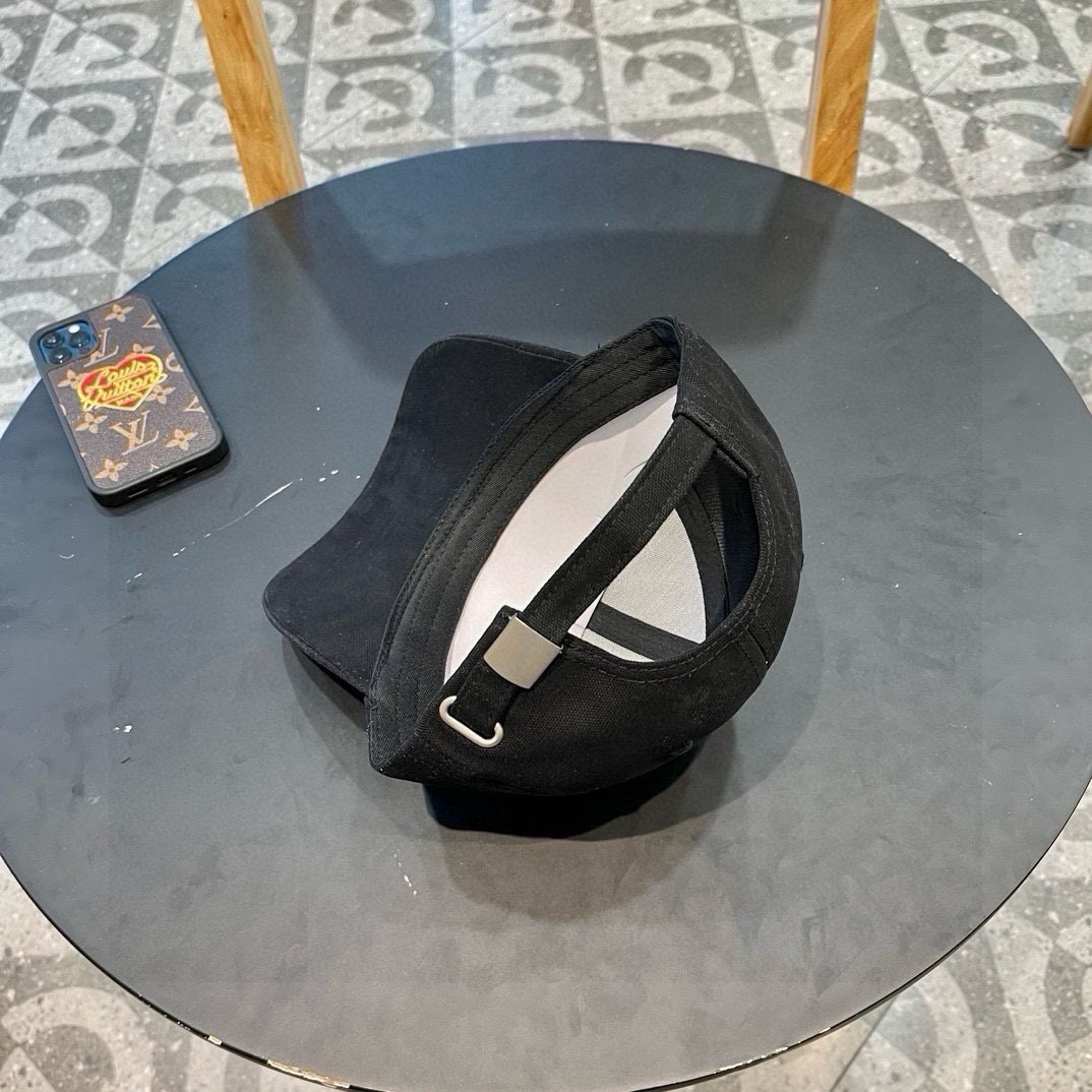  香奈儿新款棒球帽，很酷的色系，女佩戴都有不同style，第一批抢先出货！香粉必入款！